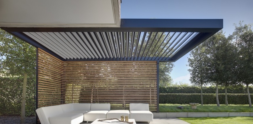 Elegante terrasoverkapping van hout en aluminium met aanpasbaar kanteldak voor uw tuin