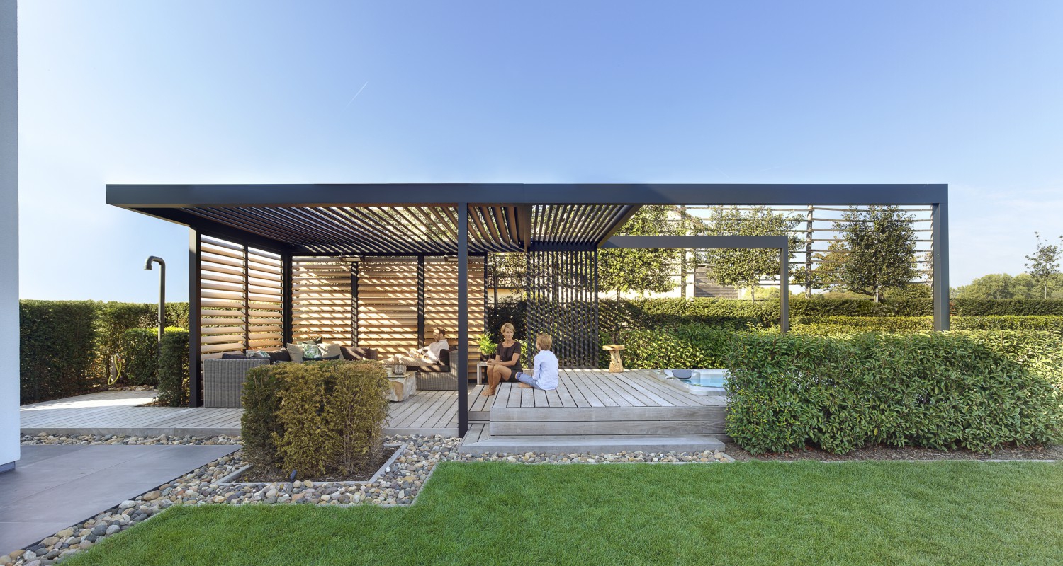Outdoor woonruimte met luxe houten aluminium terrasoverkapping en kantelbaar dak