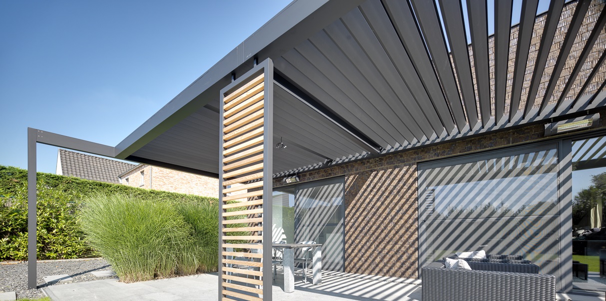 Overdekt terras met houten aluminium constructie en handig kantelbaar dak